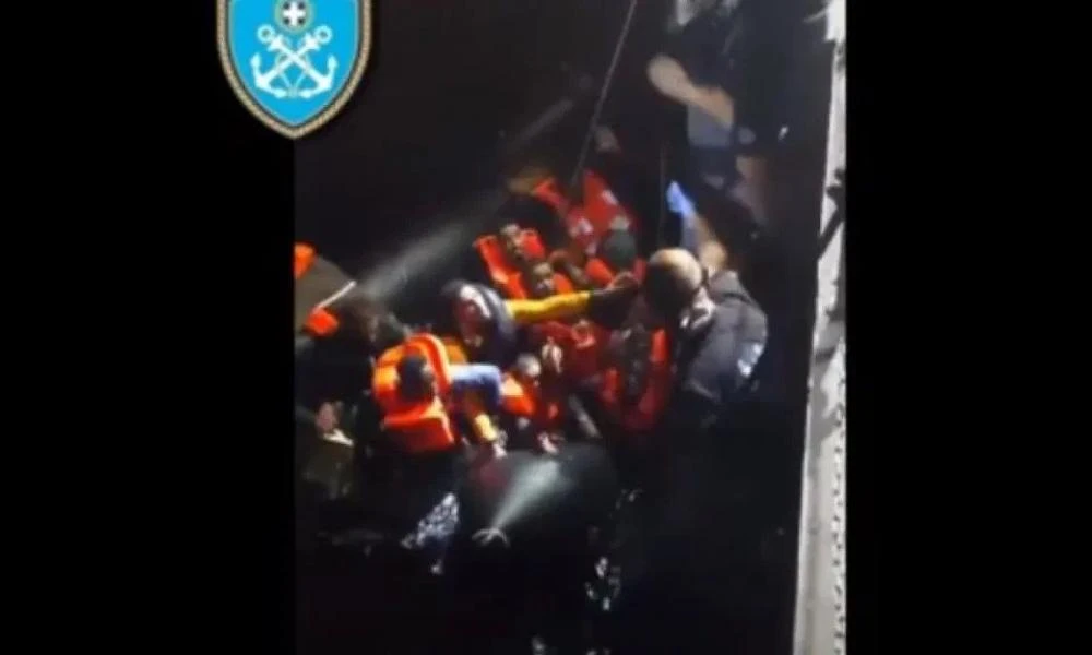 Λέσβος: Διάσωση 46 λαθρομεταναστών - «Τρύπησαν» την λέμβο τους στη θέα του Λιμενικού